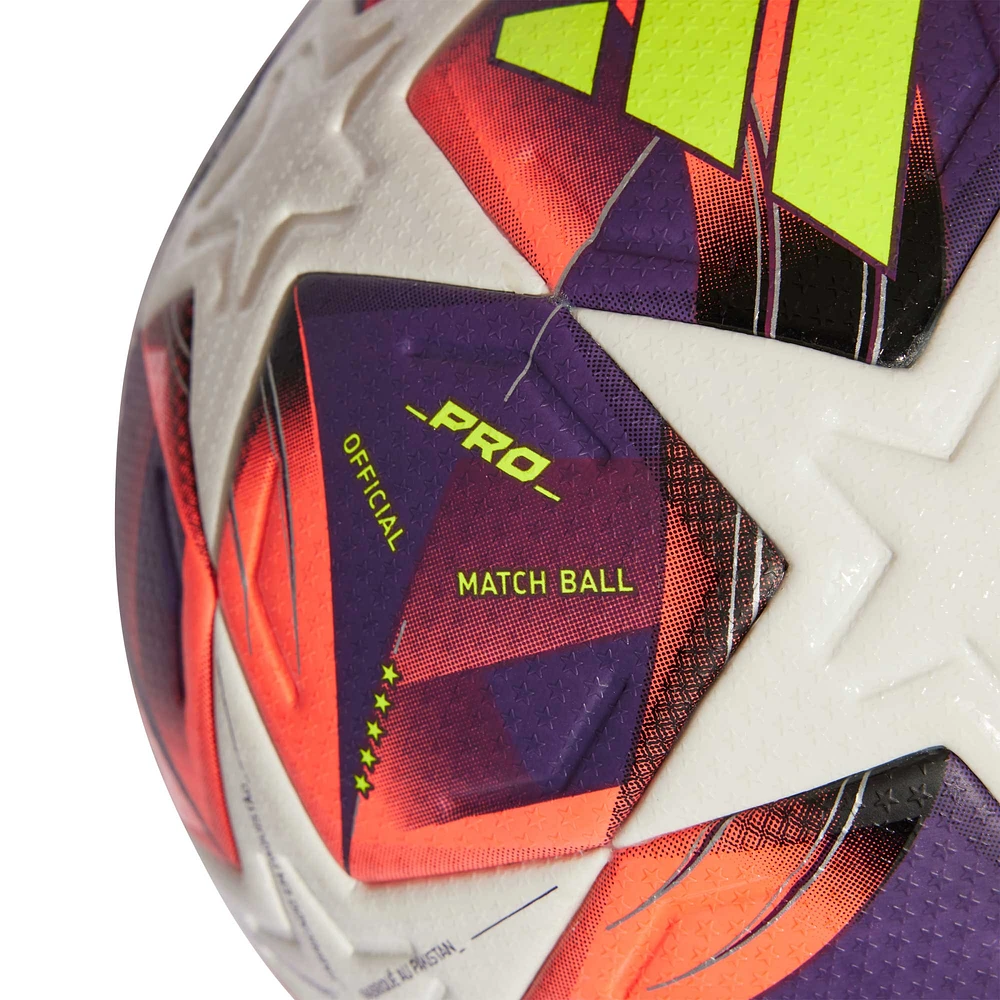 Ballon de football adidas de la phase de groupes de la Ligue des champions féminine de l'UEFA 2024