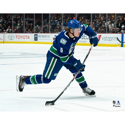 Photographie non signée du maillot bleu de Brock Boeser pour le tournage des Vancouver Canucks