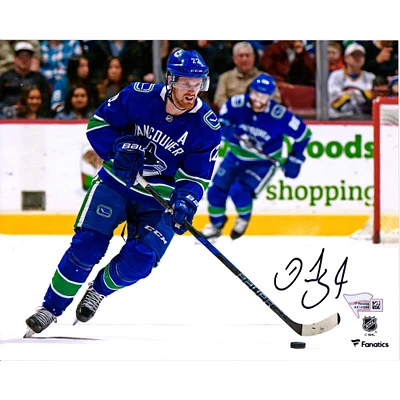 Photographie de patinage en maillot bleu de 8 po x 10 po autographiée par Daniel Sedin Vancouver Canucks
