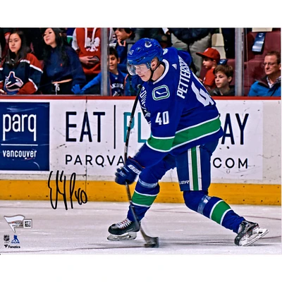 Elias Pettersson Vancouver Canucks Photographie autographiée de tir en maillot bleu 8" x 10"