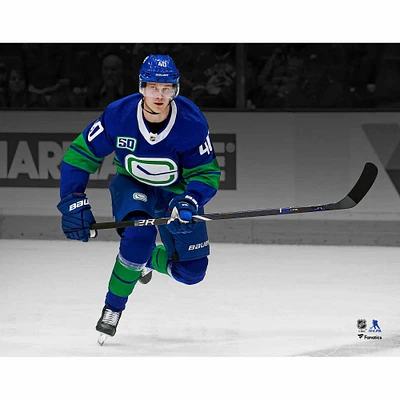 Photographie de patinage en vedette du maillot bleu non signé des Canucks Vancouver d'Elias Pettersson