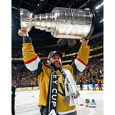 Alex Pietrangelo, champion de la Coupe Stanley 2023 non signé des Golden Knights Vegas, soulève