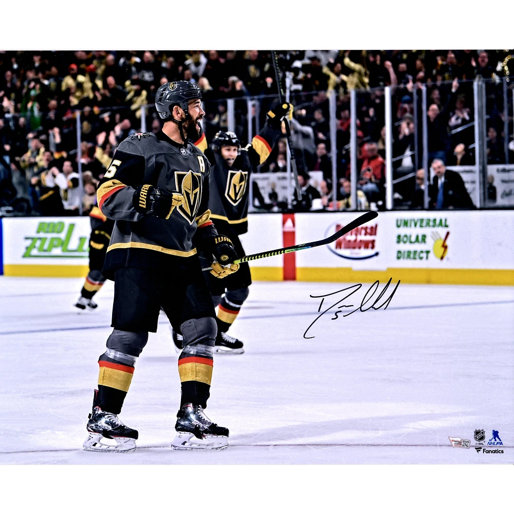 Deryk Engelland Vegas Golden Knights dédicacé 16" x 20" Photographie de célébration de but en maillot noir