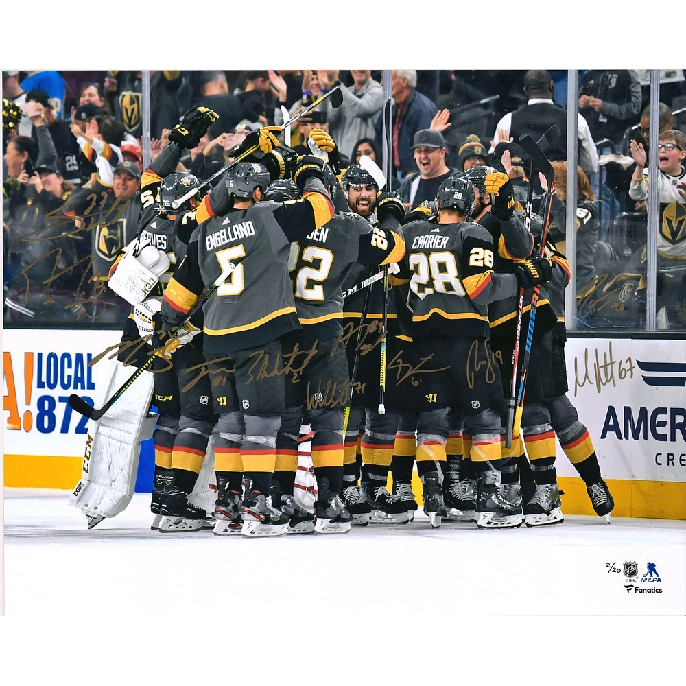 Photographie de célébration d'équipe autographiée de 16" x 20" des Vegas Golden Knights avec plusieurs signatures - Édition limitée à 20