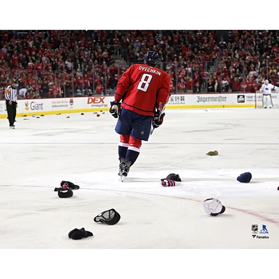 Photographie non signée de célébration du triplé d'Alex Ovechkin des Capitals Washington