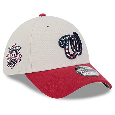 Casquette flexible 39THIRTY du 4 juillet 2024 New Era pour hommes, kaki/rouge, Washington Nationals