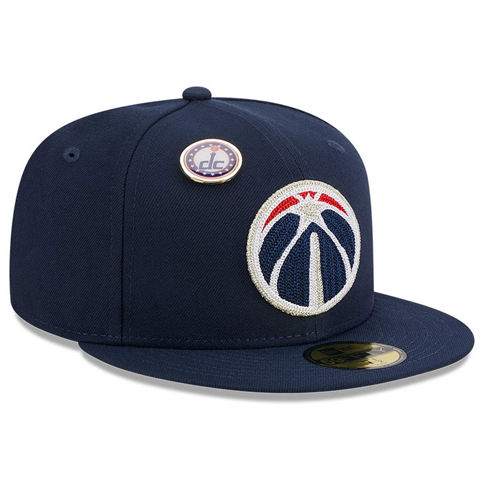 Casquette ajustée 59FIFTY avec logo en pin de chaîne des Washington Wizards New Era pour hommes, bleu marine