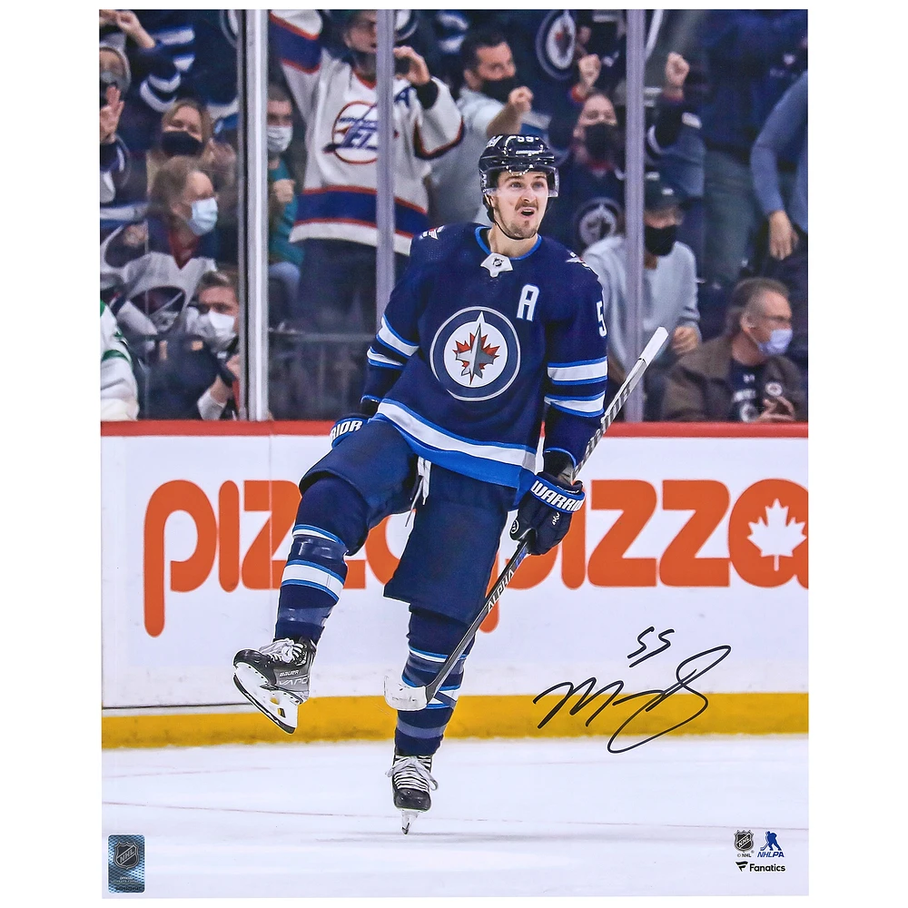 Photographie autographiée de 16" x 20" de Mark Scheifele pour célébrer le maillot bleu marine des Jets de Winnipeg