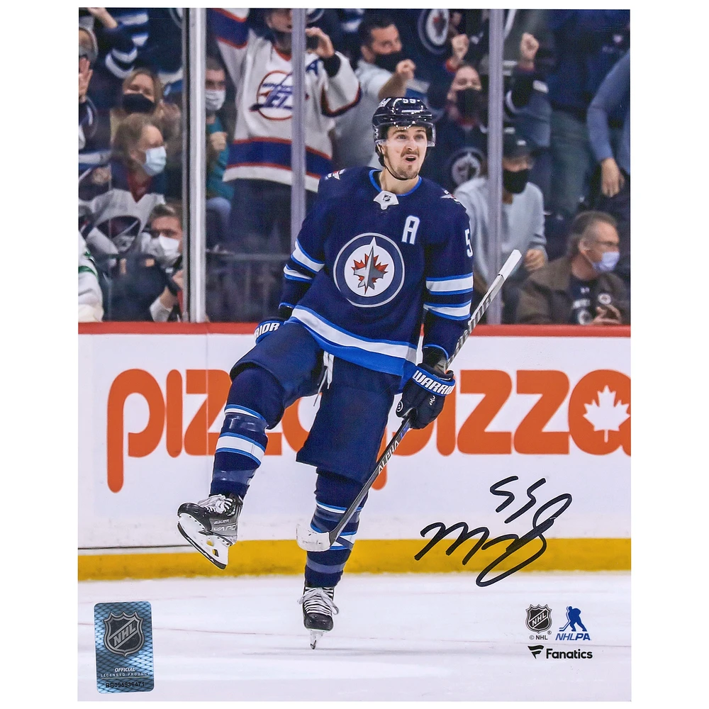Photographie autographiée de 8" x 10" de Mark Scheifele pour célébrer le maillot bleu marine des Jets de Winnipeg