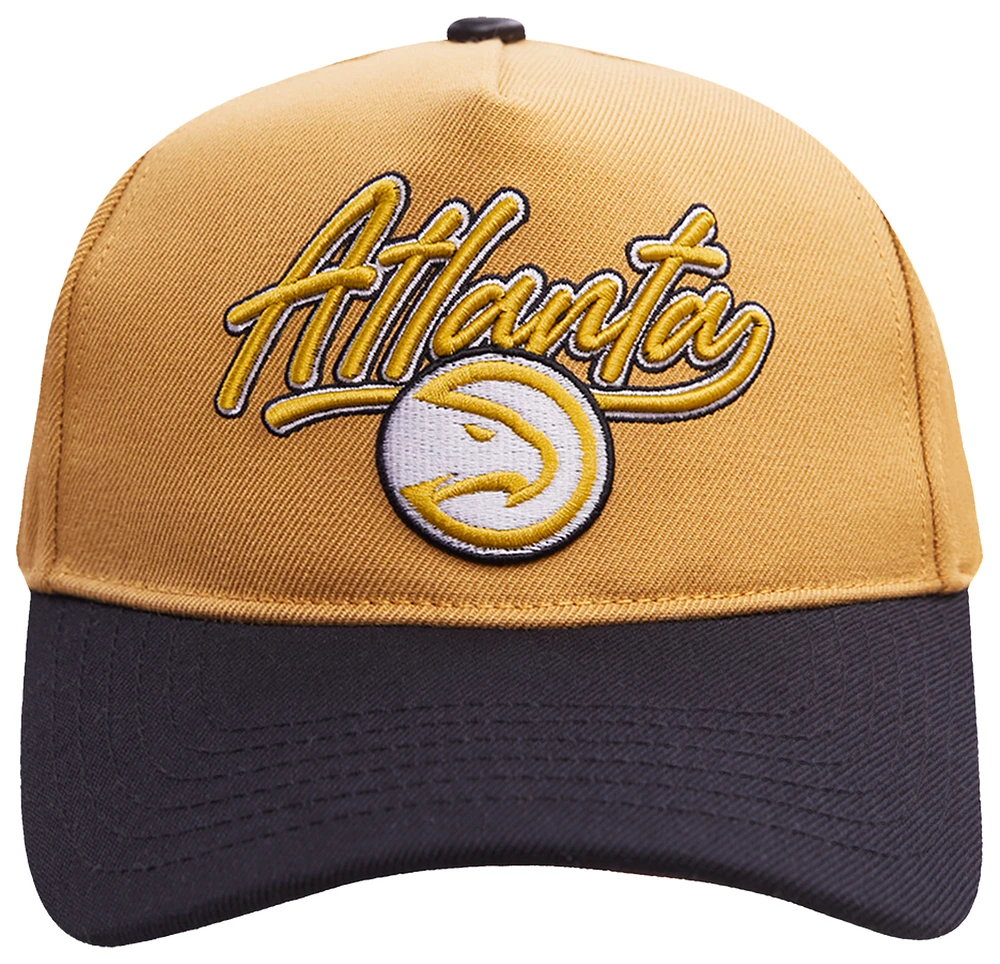 Pro Standard Hawks Script Pinch Front Snapback - Men's