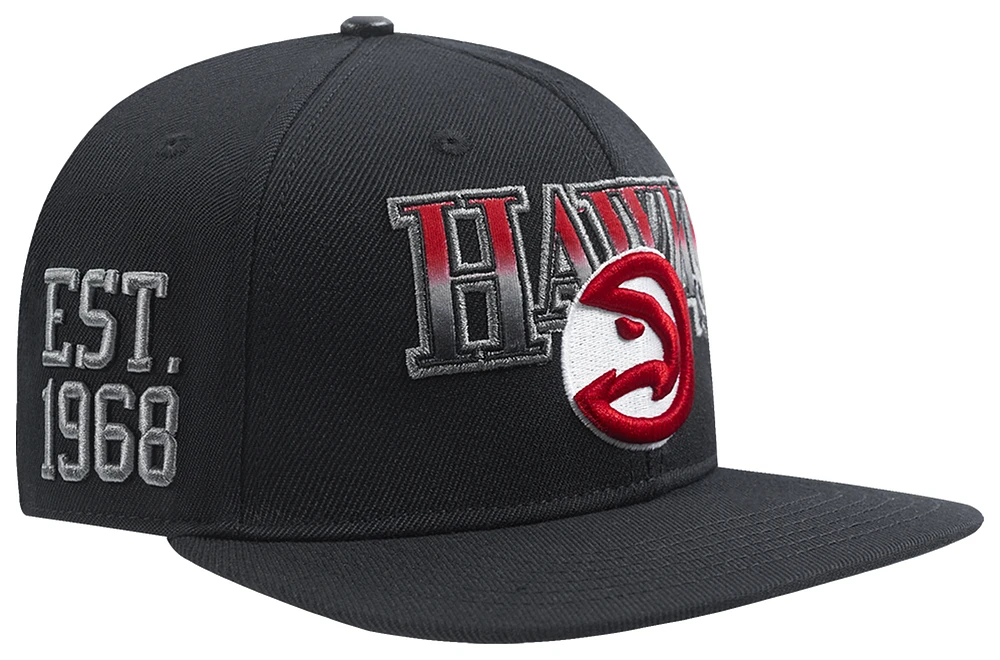 Pro Standard Hawks Bred Pro Six Snapback Cap - Men's