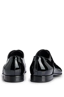 Patent leather Oxford shoes with a pointed shape