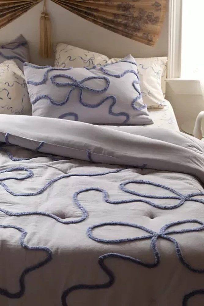 Wild Bows Tufted Comforter