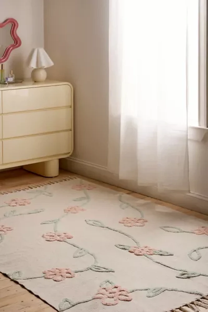 Falling Vines Floral Hilo Tufted Rug