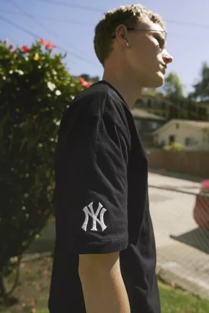 Pro Standard UO Exclusive MLB New York Yankees Team Logo Tee