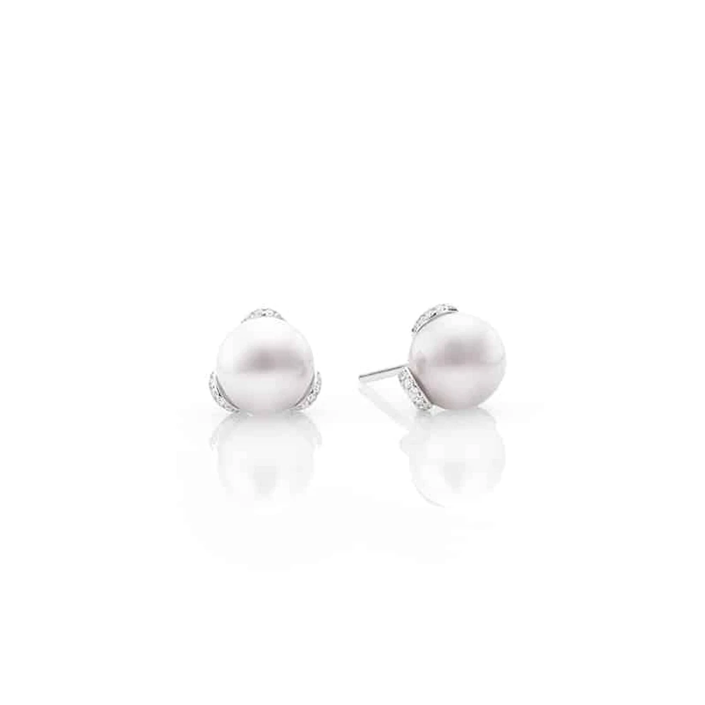 Shop embrace akoya pearl earrings in 18k white gold in Canada | La Maison MonacoShop
