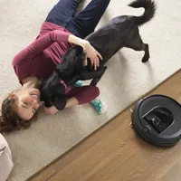 Aspirateur robot connecté Wi-Fi Roomba i7+ à élimination automatique de la poussière d'iRobot (7550)