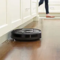Aspirateur robot connecté Wi-Fi Roomba i7+ à élimination automatique de la poussière d'iRobot (7550)