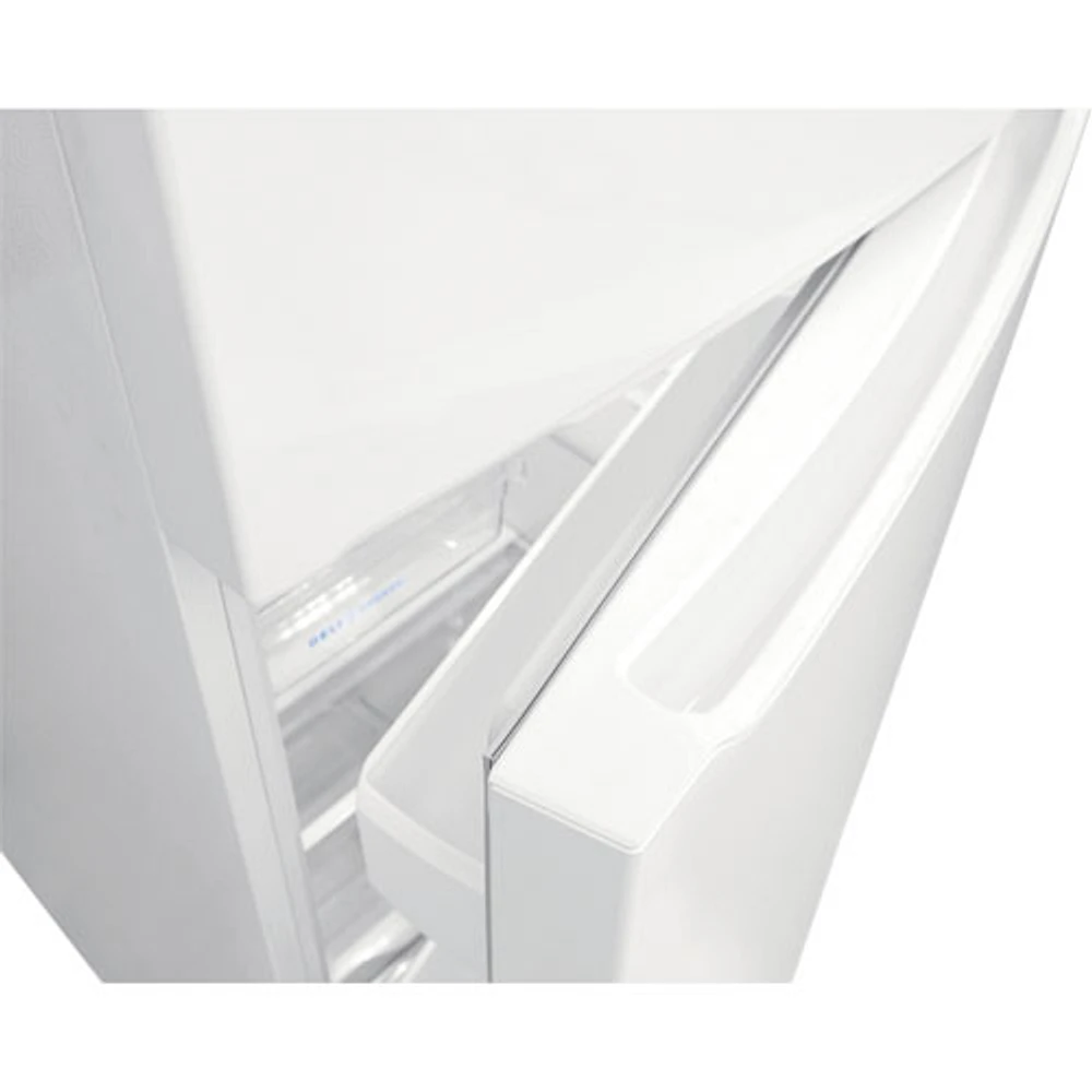 Réfrigérateur à congélateur supérieur 30 po 18,3 pi³ de Frigidaire (FFTR1835VW) - Blanc