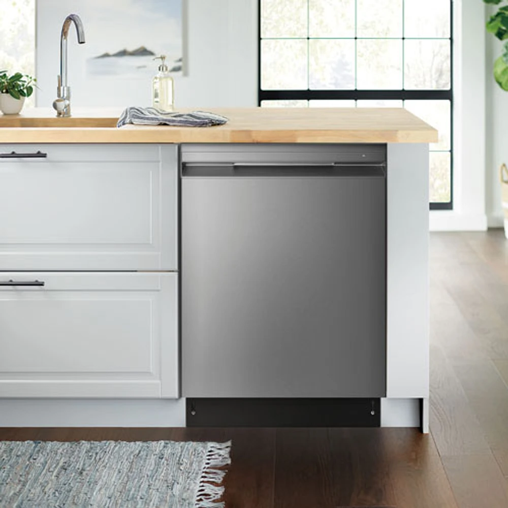 Lave-vaisselle encastrable 24 po 49 dB avec 3e panier, lavage par capteur et cuve d'Insignia (NS-DWR3SS1) - Acier inoxydable