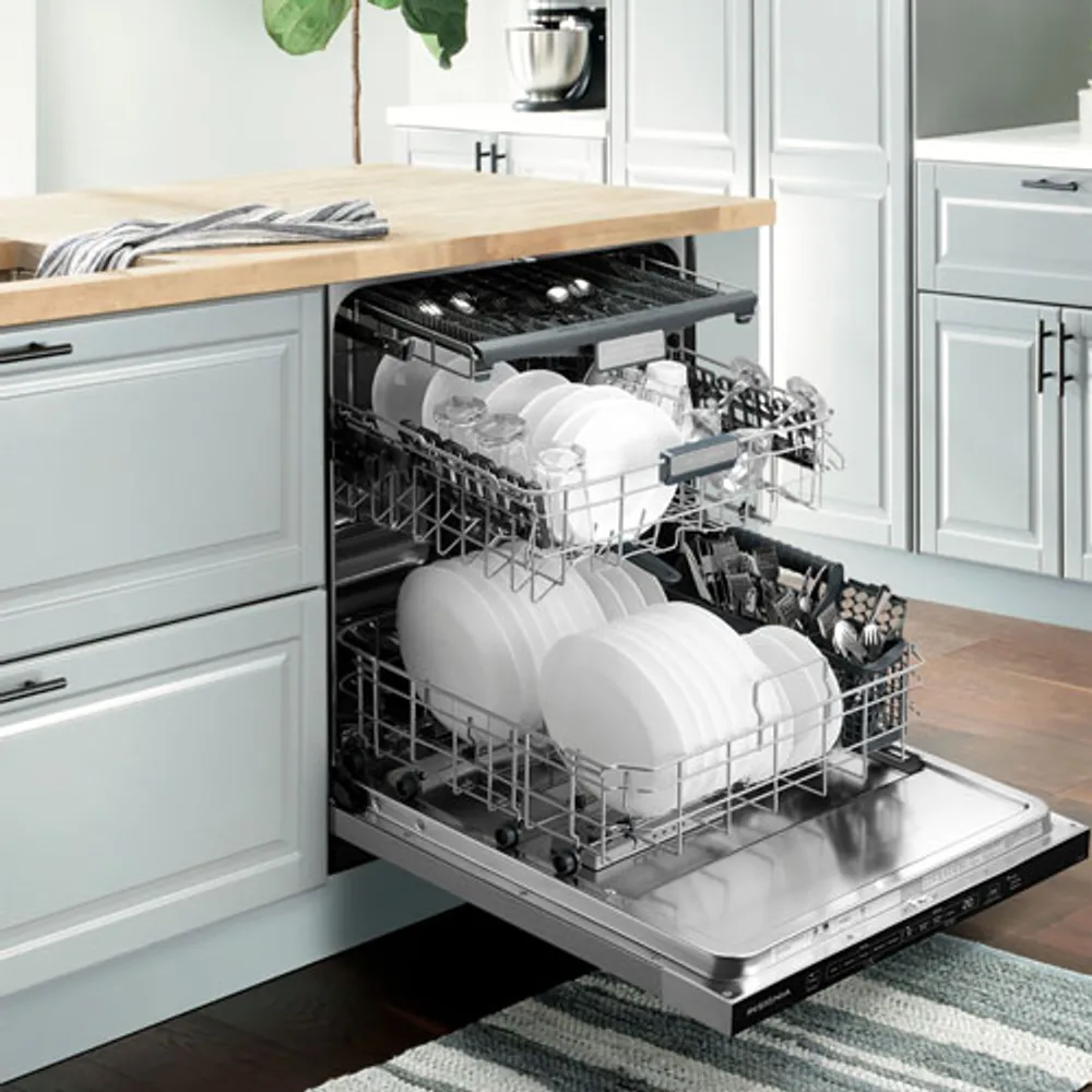 Lave-vaisselle encastrable 24 po 49 dB avec 3e panier, lavage par capteur et cuve d'Insignia (NS-DWR3SS1) - Acier inoxydable