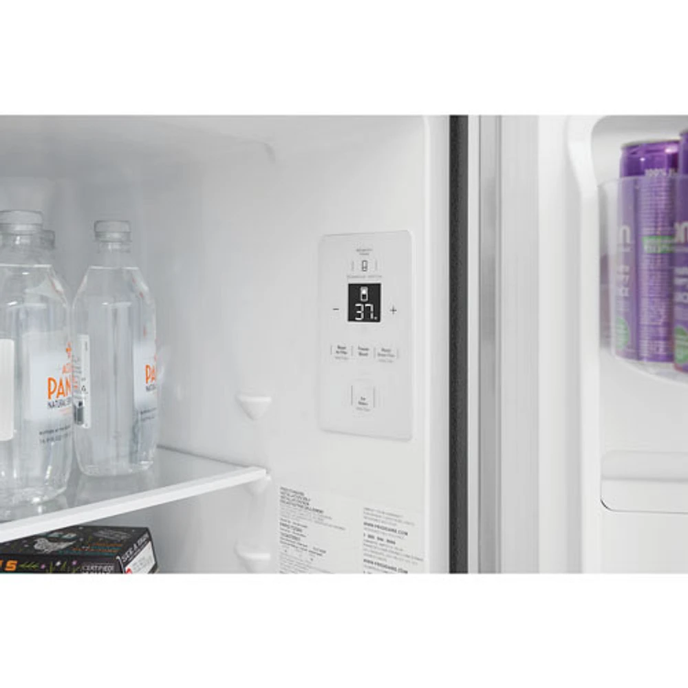 Réfrigérateur deux portes 17,6 pi³ 31,5 po distr. glace Gallery Frigidaire (FRFG1723AV) - Acier brossé