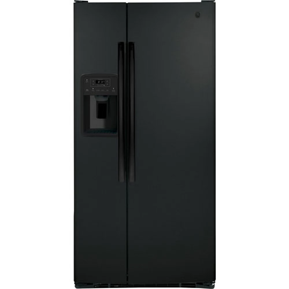 Réfrigérateur côte à côte 23 pi³ 33 po avec distributeur eau et glaçons de GE (GSS23GGPBB) - Noir