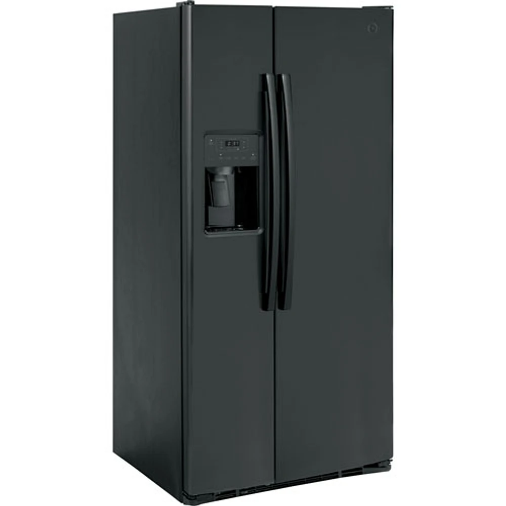 Réfrigérateur côte à côte 23 pi³ 33 po avec distributeur eau et glaçons de GE (GSS23GGPBB) - Noir