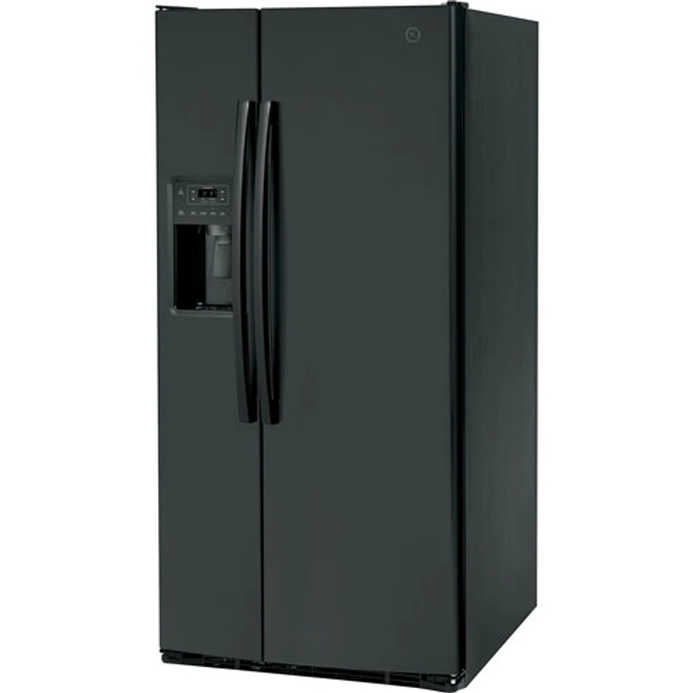 Réfrigérateur côte à côte 23 pi³ 33 po avec distributeur eau et glaçons de GE (GSS23GGPBB) - Noir