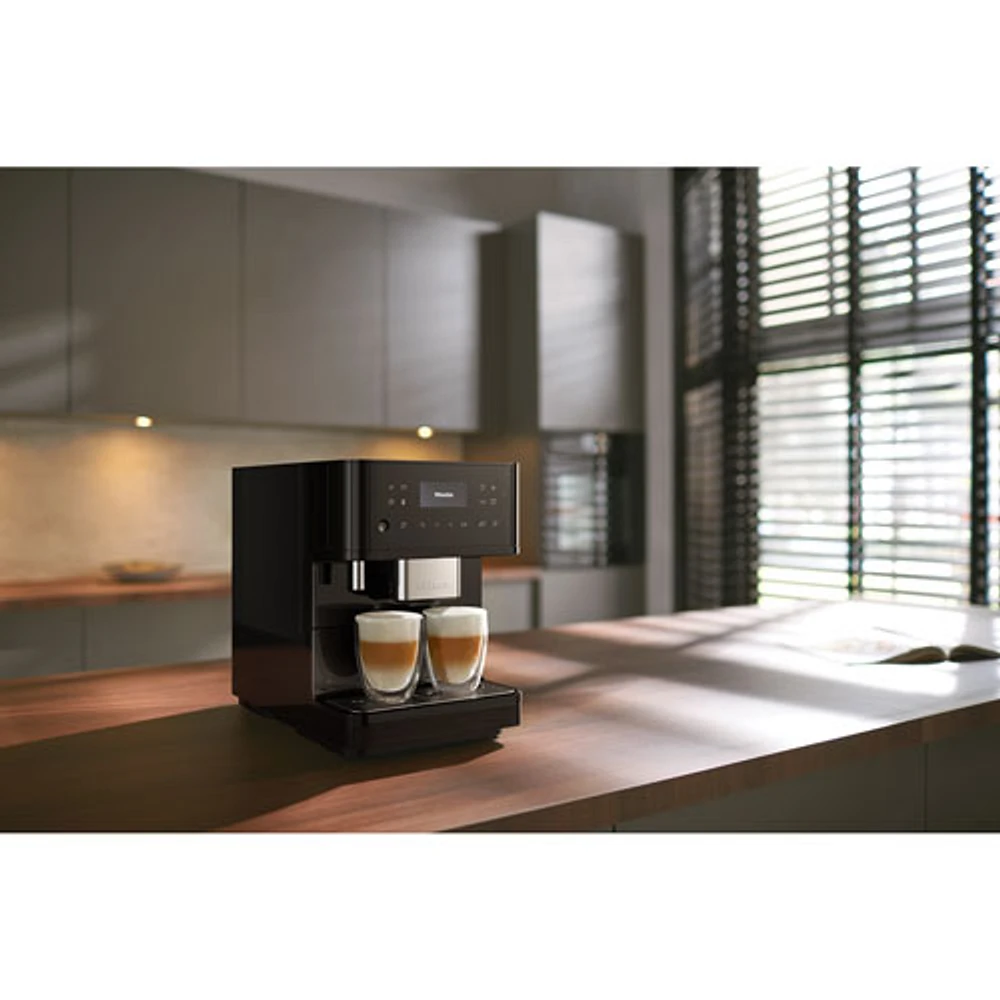 Machine à café et à expresso de comptoir CM 6160 Milk Perfection de Miele - Noir lustré