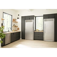 Réfrigérateur sans congélateur 18,9 pi³ 33 po avec distributeur d'eau d'Electrolux (EI33AR80WS) - Inox