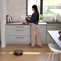 Aspirateur robot connecté Wi-Fi Roomba j9+ à vidange automatique d'iRobot (j955020) - Bronze rubis