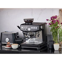 Machine à espresso Barista Express Impress de Breville avec mousseur et moulin à café - Truffe noire