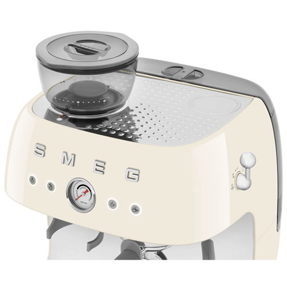 Machine à espresso manuelle de Smeg avec mousseur et moulin à caf