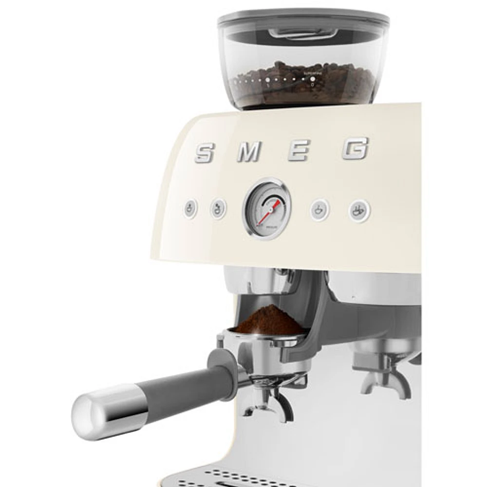 Machine à espresso manuelle de Smeg avec mousseur et moulin à caf