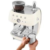 Machine à espresso manuelle de Smeg avec mousseur et moulin à caf