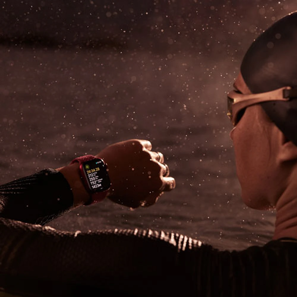 Apple Watch Series 9 (GPS + Cellular) avec boîtier de 41 mm en acier inoxydable doré et bracelet milanais en acier inoxydable doré par Rogers - Petit - Financement mensuel