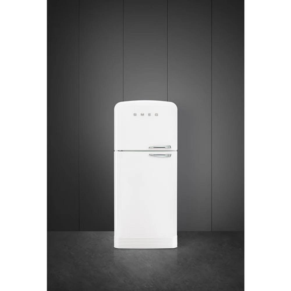 Réfrigérateur à congélateur supérieur 19,2 pi³ 32 po à distributeur de glaçons rétro de Smeg (FAB50ULWH3) - Blanc