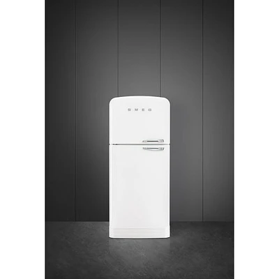 Réfrigérateur à congélateur supérieur 19,2 pi³ 32 po à distributeur de glaçons rétro de Smeg (FAB50ULWH3) - Blanc