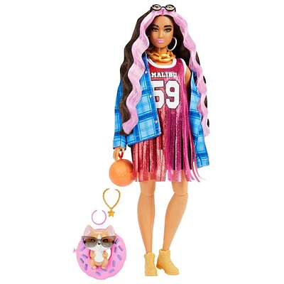 Poupée Barbie Extra avec chandail de basketball et accessoires de Mattel
