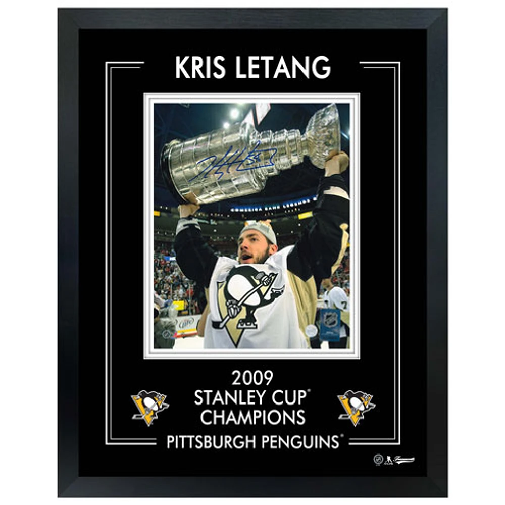 Frameworth Penguins de Pittsburgh : Photo autographiée et encadrée de Kris Letang avec la coupe Stanley en 2009 (16 x 20 po)