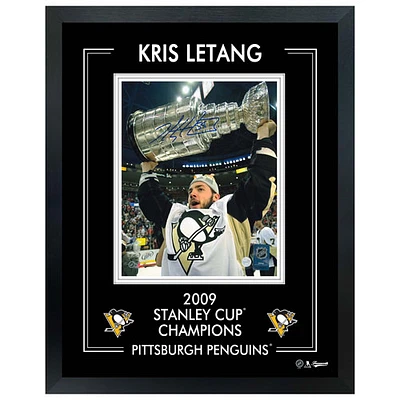 Frameworth Penguins de Pittsburgh : Photo autographiée et encadrée de Kris Letang avec la coupe Stanley en 2009 (16 x 20 po)