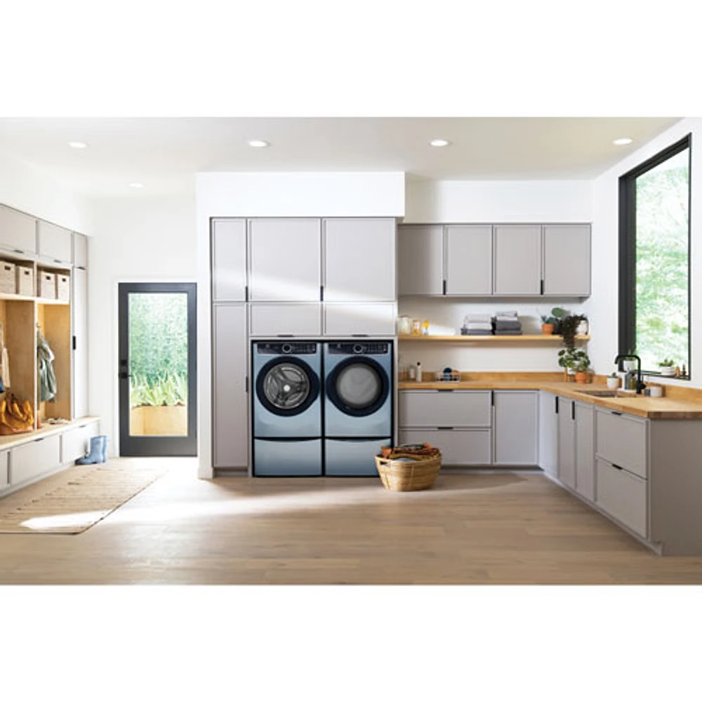Sécheuse électrique à vapeur et à chargement frontal de 8,0 pi³ d'Electrolux (ELFE743CAG) - Bleu glacier