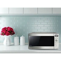 Panasonic Genius 1.6 Cu. Ft. Cyclonic Inverter Microwave (NNSD765SC) - Silver
