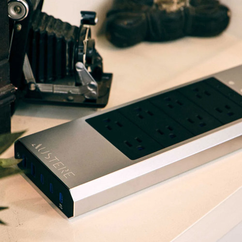 Parasurtenseur à 8 prises avec ports USB Omniport VII d'Austere (7S-PS8-US1) - Gris