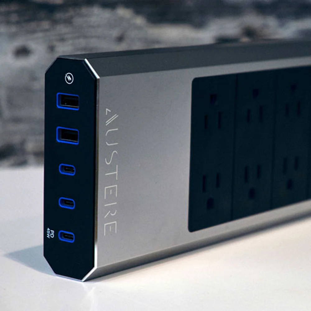 Parasurtenseur à 8 prises avec ports USB Omniport VII d'Austere (7S-PS8-US1) - Gris