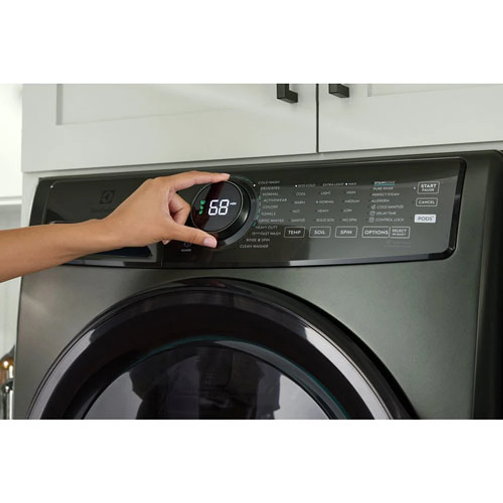 Laveuse à vapeur à chargement frontal haute efficacité de 5,2 pi³ d'Electrolux (ELFW7738AA) - Vert alpin