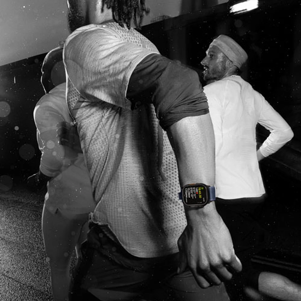 Apple Watch Ultra 2 (GPS + Cellulaire) avec boîtier de 49 mm en titane noir et bracelet milanais en titane noir par Freedom Mobile - Grand - Paiement Balance mensuel