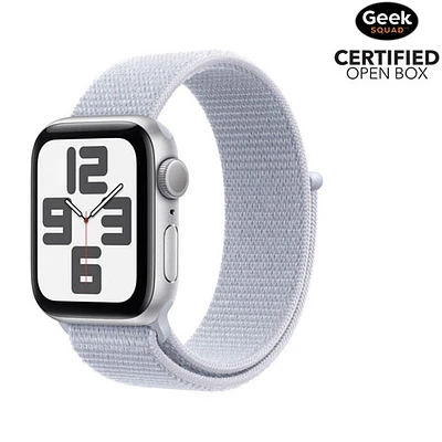 Boîte ouverte - Apple Watch SE (GPS) avec boîtier de 40 mm en aluminium argent et bracelet sport à rabat nuage bleu