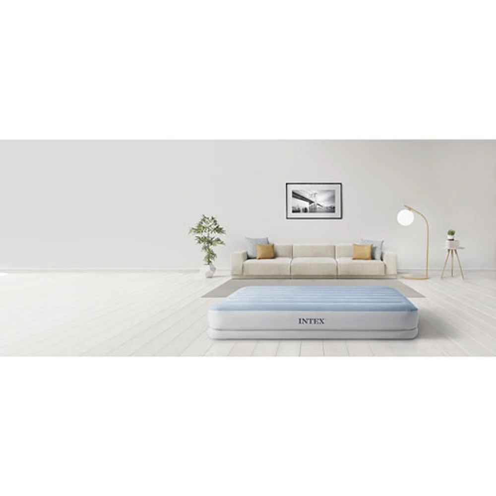 Lit pneumatique mi-hauteur de 14 avec pompe à air et oreillers gonflables USB intégrés Dura-Beam Plus d'Intex - Grand - Bleu